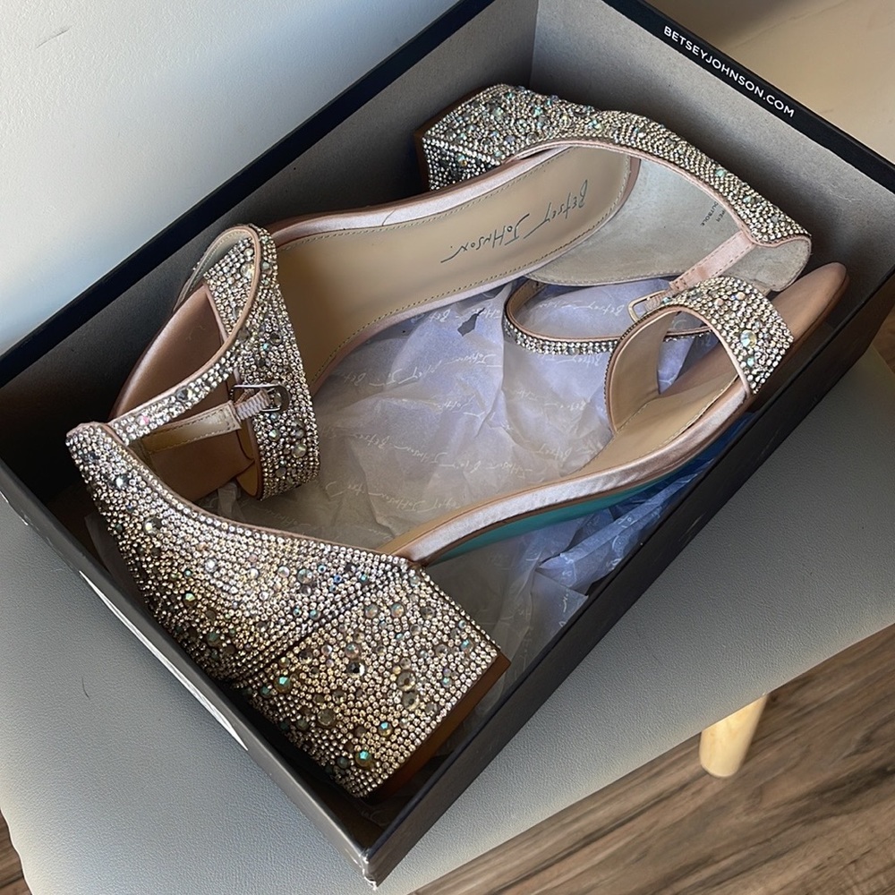 New Betsey Johnson champagne sandals size 9
